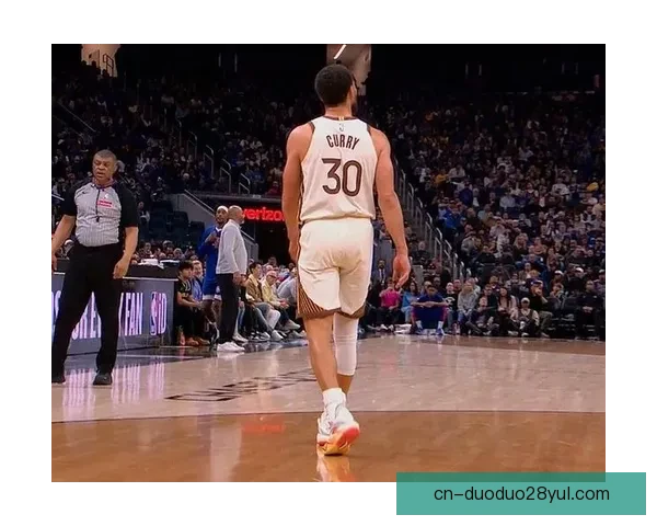 勇士官宣库里右膝不适提前退赛 勇士官宣库里右膝不适提前退赛